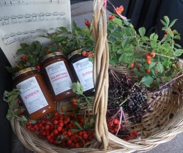 le panier est rempli de confitures
1/confitures de sorbier
2/confitures d'églantine
3/confiture de sureau fruit