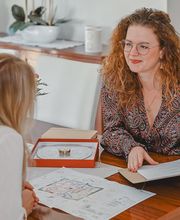 Webstudio Dresden Persönliche Beratungssituation mit Unterlagen am Tisch, freundliche Atmosphäre und individuelle Betreuung.