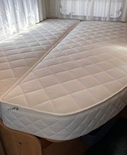 Eine passende Massmatratze mit Abrundung.