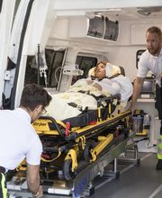 Mitarbeiter easyCab medical beim Ausladen eines Patienten auf dem Stryker