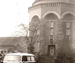Urnenturm auf dem Hauptfriedhof mit unserem alten Bestattungswagen (ca. 1960-1970)