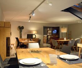 Impressionen aus dem Showroom von Möbel Schmitz in Trier. Entdecken Sie nachhaltige Naturholzmöbel, moderne Speisezimmer-Konstruktionen und funktionale Büromöbel für gehobene Wohnansprüche.