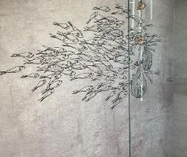 Künstlerische Wandgestaltung: Detail einer Nasszellen-geeigneten Tapete mit eingearbeitetem Fischschwarm-Motiv – individuelles Design für den Nassbereich.