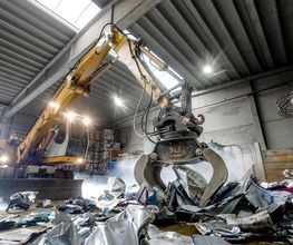 Geelhoed heeft al meer dan veertig jaar ervaring met het persen van metalen. Onze aanpak staat garant voor efficiëntie in handling, transport en export. Onze medewerkers zijn dagelijks bezig met metalen persen (pakketteren).