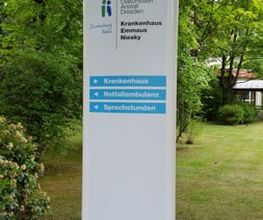 Außenwerbung - Außenpylon beschriftet und montiert. Produziert von Werbung Werker aus Dresden.