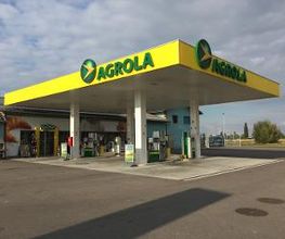 AGROLA Tankstelle in Payerne; mit TopShop; Schatten auf Platz im Vordergrund; Tankstelle üebrdacht; mehrere Tanksäulen