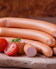 FRISCHETHEKE
An unserer Frischetheke bedient Sie unser kompetentes Fachpersonal mit Varianten an Fleisch- und Wurstspezialitäten sowie zahlreichen Käsesorten. Viele dieser Qualitätsprodukte stammen aus unserer Region. An mediterrane Gefilde erinnern hingegen unsere Antipasti. In der hauseigenen Metzgerei geht es hoch her, wenn wir für Sie täglich eigene Salate und Braten oder verschiedene Kassler-Aufschnitte zubereiten. Hier entstehen auch die köstlichen Mittagsangebote und herzhaften Snacks von der Heißen Theke. Sie möchten gerne etwas vorbestellen? Kein Problem, sprechen Sie uns gerne darauf an.