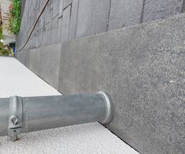 Exakte Millimeterbohrung in Basalt Blockstufe für Fallrohr