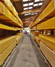 Große Holzlagerhalle mit KVH- Konstruktionsvollholz, Profilholz, Dielen , Kantholz, Latten, Brettern, Terrassendielen, OSB Platten