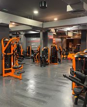 Zona de entrenamiento con peso guiado