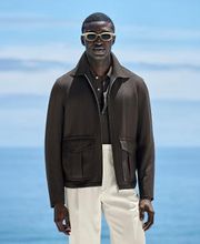 This bomber jacket with a sleek zip closure and boxpleat pockets. Features a classic collar for a modern touch. Ideal for versatile styling, balancing comfort and sophistication effortlessly.