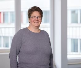 Die ärztliche Departmentleitung der Tagesklinik Anna in Neuss steht im Flur und blickt in die Kamera