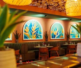 We are Mauritius, gutes Essen schmeckt noch besser, wenn man es teilt! Lachen, anstoßen, genießen – genau so geht ein perfekter Tag im Mauri. Ob mit der Crew, der Family oder deinem Lieblingsmenschen – hier dreht sich alles um gemeinsame Genussmomente.