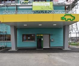 E-Ladestation in Höri; überdacht;
2 x CCS-Combo, max. 165kW
1 x CHAdeMO, max. 60kW