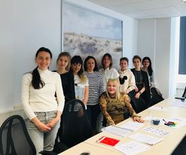 Gruppenbild von Ukrainerrinnen die bei WBS TRAINING Deutsch lernen.