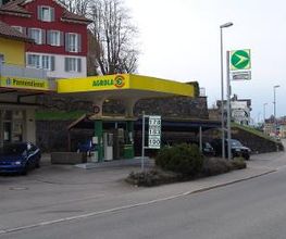 AGROLA Tankstelle in Wattwil bei TCS Pannendienst. Rechts Strasse im Vordergrund.