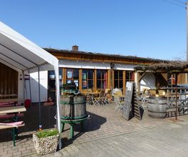 Erste Sonnenstrahlen auf der Terrasse im Frühjahr