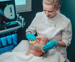 Hydrafacial-Behandlung Mann