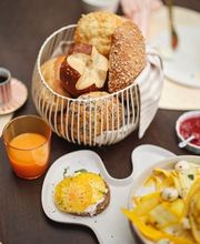 Morgengold bringt frische Brötchen direkt an die Haustür – in zahlreichen Städten und Regionen in Deutschland und Österreich. Ob werktags, an Sonntagen oder an Feiertagen, unser zuverlässiger Brötchenlieferservice sorgt für ein entspanntes Frühstück mit ofenfrischen Backwaren aus regionalen Handwerksbäckereien.