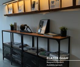 Ausstellungsraum alte Leiter mit integrierter LED-Beleuchtung