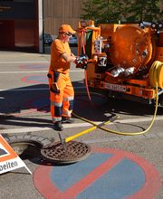 Kanalisationsunterhalt an Liegenschaften Birr. Kleinspüler mit Sauganhänger.