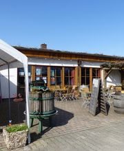 Erste Sonnenstrahlen auf der Terrasse im Frühjahr