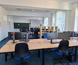Schulungsraum mit Rechnerarbeitsplätzen