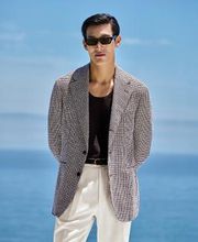 This mid brown checked blazer is cut to a relaxed fit with soft shoulders for a comfortable silhouette. It features notch lapels, patch pockets, and a half-lined construction.