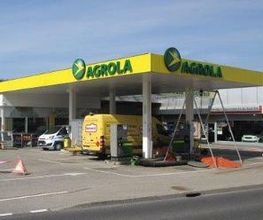 AGROLA Tankstelle in Châtel-St-Denis; station service à Châtel-St-Denis; avec TopShop; à droite self wash station de lavage