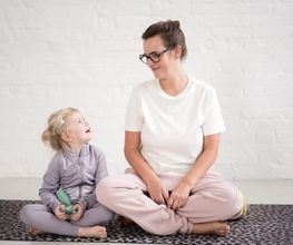 Yogalehrerin aus Berlin beim Kinderyoga