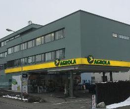 AGROLA Tankstelle in Muri AG, Agrola Tankstelle in grau-grünem Gebäude; mit TopShop; Schnee liegt an Strassenrand