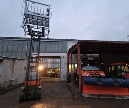 Radlader mit Arbeitskorb. Ilmenauer Gebäudedienste GmbH, Service rund ums Haus, Gebäudeservice und Hausmeisterdienst in Ilmenau, Thüringen.