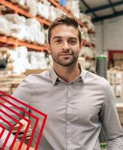 Ein Mitarbeiter von actuell Persona steht in einer modernen Lagerhalle vor hohen Regalen mit gelagerten Materialien und Verpackungen. Die Szene vermittelt Professionalität, Organisation und einen praxisnahen Arbeitsalltag in Logistik und Industrie. Das Bild steht für zuverlässige Personaldienstleistung, Präsenz vor Ort und die enge Zusammenarbeit mit Unternehmen aus Produktion und Lagerwirtschaft.