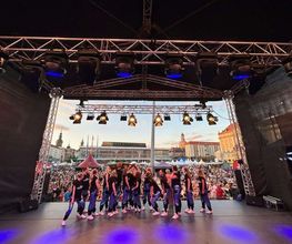 D.D.Project - Hip-Hop Tanzschule Dresden Tanzgruppe bei einem Open-Air-Auftritt auf einer Stadtfestbühne vor einer großen Menschenmenge, perfekt für Event- und Showdance-Inhalte.