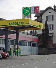 AGROLA Tankstelle in Jonschwil bei Wohnhaus, Garage. Überdacht mit digitaler Anzeige auf Dach. Zwei Tanksäulen und Zahlterminal. An Strasse gelegen