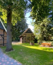 Im weitläufigen Garten des LWH befinden sich mehrere Fachwerkhäuser mit gemütlichen Abendräumen.