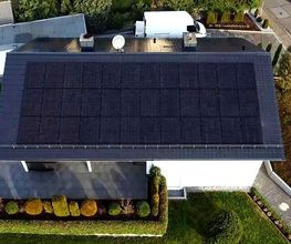 05 Photovoltaikanlage auf modernem Wohnhaus.jpg