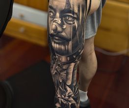 Legsleeve Realistic Tattoo, das Hauptmotiv ist das Gesicht auf dem Oberschenkel.