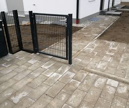 Stabmattenzaun mit Wegpflaster