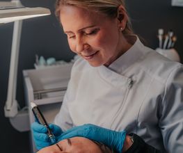 Hydrafacial-Behandlung Mann im Kosmetikstudio von Margarita M. Cosmetics in Remscheid