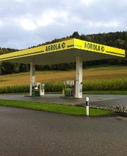 AGROLA Tankstelle in Ursy, Vauderen; Station service AGROLA à Ursy Vauderen; couverte; überdacht mit zwei Tanksäulen. Totem mit AGROLA Logo und digitaler Preisanzeige