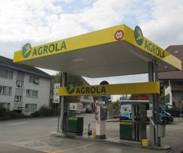 AGROLA Tankstelle in Wohlen bei Bern; freistehende Tankstelle überdacht mit zwei Tanksäulen und mittig das Zahlterminal