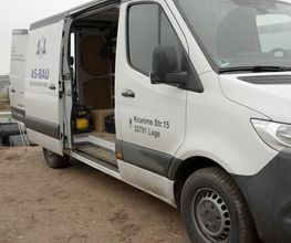 Transporter von AS-Bau mit der Firmenadresse Krumme Straße 15 in Lage auf der Baustelle.