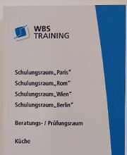 Plakat mit Auflistung der Räume (Schulungsraum Paris, ...)