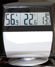 Digitales Hygrometer auf einem Klavier zur Messung von Luftfeuchtigkeit und Temperatur. Wichtig für die richtige Klimakontrolle und den Werterhalt von Flügeln und Klavieren.