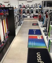 Pour aspirer chaque recoin de votre intérieur en toute simplicité, comptez sur l’aspirateur balai. Grâce à sa batterie, vous pouvez vous déplacer en toute liberté. Notre sélection comporte des références comme l’aspirateur balai Dyson, l’aspirateur balai Rowenta ou la marque Electrolux. Envie de mobilité ? Profitez d’un aspirateur balai sans fil. Besoin d’un aspirateur balai tout terrain ? Vous disposez même d'un aspirateur à main détachable sur les modèles 2 en 1.