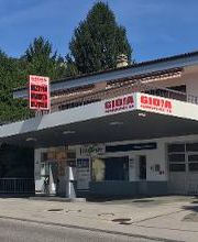 AGROLA GIOIA Tankstelle in Melano; bei carXpert Garage mit digitaler Preisanzeige an Dach, roter GIOA Schriftzug