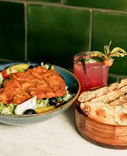 Unsere Salate bringen wir Dir mit unserem Original veganen Mauritius Dressing. - und hausgemachtem Pizzabrot an den Tisch.