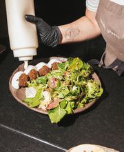 Falafel casero con salsa tahini.