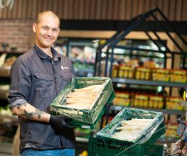 Obst und Gemüse
In unserer neu hergerichteten Obst- und Gemüseabteilung erwarten Sie eine Vielzahl an frischen und regionalen Lebensmitteln.
Wählen Sie außerdem aus unserer Salatbar mit selbst hergestellten Salaten und im Convenience-Bereich aus Sandwiches, Wraps, Obstbechern, Smoothies und vielem mehr.